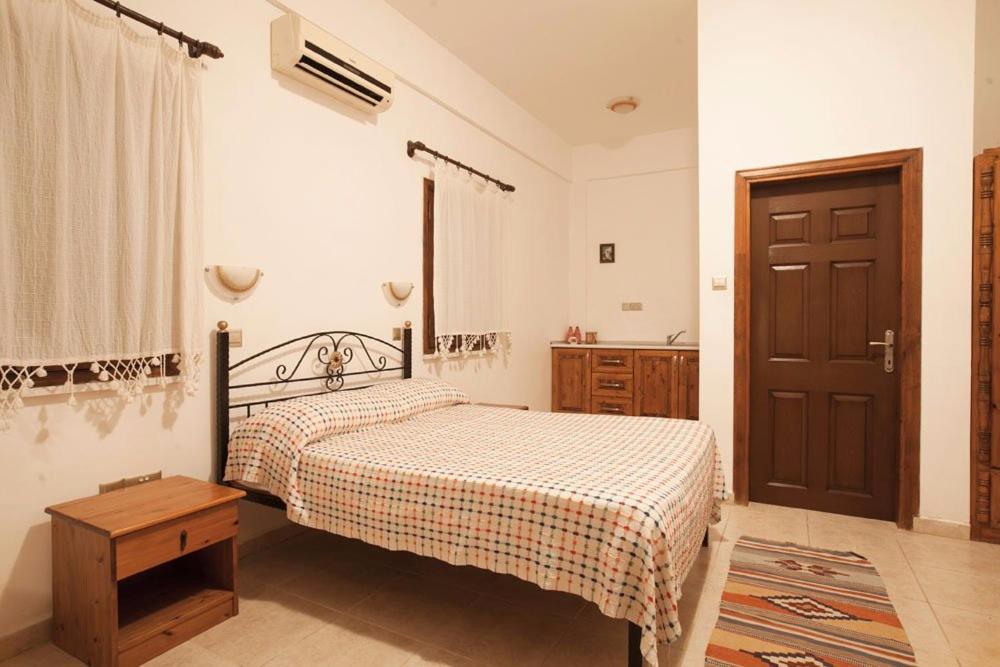 Glaro Garden Hotel Agia Trias Bagian luar foto
