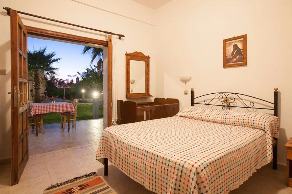 Glaro Garden Hotel Agia Trias Bagian luar foto